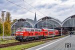 218 401 verlässt mit dem RE 2 Verstärkungszug RE 56857 nach Bad Kleinen den Lübecker Hauptbahnhof. (21.10.2025) <i>Foto: Thorsten Eichhorn</i>