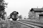 01 535 (Bw Erfurt) passiert mit dem D 1099 nach Leipzig ein ehemaliges Bahnwärterhaus bei Ronshausen-Ziebach. (01.09.1966) <i>Foto: Wolfgang Jahn</i>