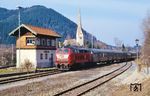 218 344 vom Bw Mühldorf (Oberbay) fährt mit einem RE in den Bahnhof Schliersee, dem Endpunkt der Strecke aus Holzkirchen, ein.  (17.03.1991) <i>Foto: N. Wolfahrt</i>