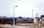 Mit einem Güterzug fährt 38 2833 in den Güterbahnhof in Saalfeld (Saale) ein. Links steht die ölgefeuerte 44 0104. (28.08.1970) <i>Foto: Robin Fell</i>