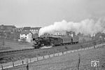 Mit dem lächerlich kurzen P 4164 nach Völklingen, bestehend aus einem B3yg-Pärchen, ist 023 080 in Landsweiler unterwegs. Erfreulicherweise legte sich die Lok bei der Ausfahrt aus dem Haltepunkt Landsweiler trotzdem sichtbar gut ins Zeug. (06.04.1971) <i>Foto: Wolfgang Bügel</i>