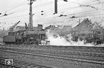 Am Bw Saarbrücken Hbf begegenen einander 023 101, die den P 4873 im nahen Hauptbahnhof übernehmen wird, und die ins Bw einrückende 023 025. (06.04.1971) <i>Foto: Wolfgang Bügel</i>