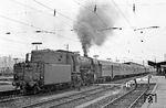 023 101 hat in Saarbrücken Hbf an den Wagenpark des P 4873 nach Saarhölzbach angekuppelt, nicht unbedingt zur Freude der Fotografen wieder rückwärts. (06.04.1971) <i>Foto: Wolfgang Bügel</i>