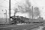Es folgt 023 007 mit dem P 4875 nach Saarhölzbach, die sich in der Ausfahrt aus Saarbrücken Hbf ordentlich ins Zeug legt. (06.04.1971) <i>Foto: Wolfgang Bügel</i>