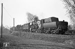 Damals hatte Saarbrücken nur zwei Wannentender-50er, die ja an sich schon etwas Besonderes waren. Als 051 832 mit einem Güterzug nach Saarbrücken bei Ensdorf (Saar) erschien, war es doch eher ein Ärgernis: Lok rückwärts am Zug und Streiflicht von hinten - Murphy lässt grüßen. (07.04.1971) <i>Foto: Wolfgang Bügel</i>