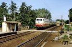 103 200 passiert mit einem IC nach Stuttgart den Schrankenposten 6a "In der Gottesau" am Haltepunkt Helmsheim südlich von Heidelsheim.  (09.1983) <i>Foto: Heiko Hamm</i>