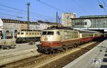 103 222 wartet in München Hbf vor IC 622 "Gürzenich" nach Dortmund auf die Abfahrt. Dahinter steht 141 148. (08.1983) <i>Foto: Heiko Hamm</i>