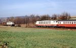Bei Ölbronn begegnet 103 104 mit einem nordwärts fahrenden IC der entgegenkommenden 140 540. (04.1983) <i>Foto: Heiko Hamm</i>