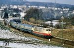 Bei Ölbronn legt sich 103 197 mit einem IC nach Stuttgart in die Kurve. (02.1983) <i>Foto: Heiko Hamm</i>