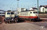 In Heidelberg Hbf trifft 103 190 mit dem einfahrenden IC 515 "Senator" nach München auf die abgestellte Mehrsystemlok 181 215. (10.1982) <i>Foto: Heiko Hamm</i>