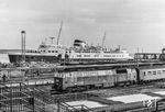 MZ 1428 der DSB im Fährhafen Nyborg, dahinter die Eisenbahn- und Autofähre „M/F Prinsesse Benedikte“ von 1959. Der alte Fährhafen mit den ehemaligen DSB-Autofährhafen Knudshoved am Großen Belt verlor seine Funktion nach der Eröffnung der Storebæltbrücke im Jahr 1998, und der Fährbetrieb wurde eingestellt. Die alten Fähranlagen und ein Teil der historischen Eisenbahnfährdocks sind heute noch vorhanden. (1983) <i>Foto: Thorsten Eichhorn</i>