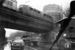 Eine 140 rollt über die Rheinische Strecke in Richtung Bochum-Präsident und überquert den damaligen Ruhrschnellweg, die heutige A 40. Seit damals hat sich die Verkehrssituation dort nicht verbessert. Die Bahnstrecke wurde später für das Projekt 'Magnetschwebebahn Ruhrgebiet' stillgelegt und wird heute teilweise als Fahrrad-Schnellstrecke genutzt. (02.1981) <i>Foto: Wolfgang Staiger</i>