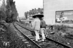 Wenig befahrene Bahnstrecken im Ruhrgebiet wurden schon mal als Abkürzung genutzt. Das Pärchen ist auf der Strecke von Essen-Altenessen Rheinisch nach Essen-Vogelheim unterwegs, aufgenommen von der Stankeitstraße aus. Die Bahnstrecke war damals nicht stillgelegt. (1981) <i>Foto: Wolfgang Staiger</i>