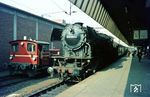 023 102 (Bw Emden) ist mit N 2242 aus Rheine in Münster (Westf) Hbf angekommen. Daneben rangiert 333 043. (19.09.1970) <i>Foto: Bernd Kappel</i>