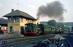 1975 feierte die Stadt Olpe die 100-jährige Anbindung an die Eisenbahn mit einem Bahnhofsfest und Sonderfahrten mit dem Museumszug der DGEG, gezogen von Walsum 5, hier bei der Ausfahrt aus dem Bahnhof Olpe. (30.08.1975) <i>Foto: Wolfgang Bügel</i>