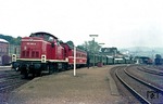 290 266 überführt den DGEG-Museumszug (Dsts 80404) von Olpe nach Bochum-Dahlhausen im Bahnhof Meinerzhagen an der Strecke Dieringhausen - Hagen. (01.09.1975) <i>Foto: Wolfgang Bügel</i>