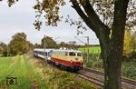 Im Blockabstand hinter dem DLr 56716 folgte bei Haan-Ellscheid der gut 3 Stunden verspätete DLr 56797 aus Bad Bentheim mit E 10 1309. (29.10.2025) <i>Foto: Joachim Bügel</i>