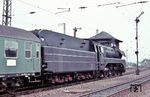 Ausfahrt des D 283 mit 10 001 aus Gießen. Sie war nur 17 Monate länger im Einsatz als ihre im Januar 1967 ausgemusterte Schwesterlok 10 002. 10 001 wurde auf der 200 km langen Main-Weser-Bahn eingesetzt, bis diese ab 1967 durchgängig elektrifiziert war. Ihre letzten Einsätze waren die nicht sonderlich anspruchvollen Eilzüge E 387/687, E 688/388 zwischen Kassel und Münster (zeitweise Rheine), bis am 5. Januar 1968 ein Schieberstangenbruch zwischen Kassel und Warburg ihre Karriere beendete. Sie wurde am selben Tag z-gestellt, am 21.06.1968 ausgemustert und ist noch heute im DDM Neuenmarkt-Wirsberg zu bestaunen. (18.06.1966) <i>Foto: Helmut Dahlhaus</i>