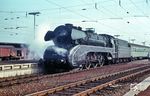 10 002 hat in Kassel Hbf einen Schnellzug nach Frankfurt/M übernommen. (10.1966) <i>Foto: Slg. Helmut Dahlhaus</i>
