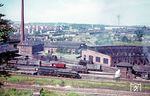 Blick vom Tannenwäldchen auf das Bw Kassel(-Bahndreieck) mit 10 002. (20.08.1962) <i>Foto: Carl Bellingrodt</i>