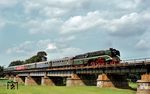 18 201 mit dem Intraflug-Sonderzug auf der Muldebrücke bei Großbothen. (03.09.1983) <i>Foto: Helmut Dahlhaus</i>