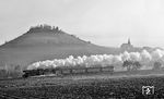 023 039 mit P 3712 (Crailsheim - Heilbronn) vor der Kulisse der Burgruine Weibertreu und der evangelischen Johanneskirche in Weinsberg. (23.10.1971) <i>Foto: Burkhard Wollny</i>