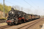 Bei den "Preußentagen" des Eisenbahnmuseums Bochum-Dahlhausen war 58 311 mit dem stilreinen Preußenzug der Museums-Eisenbahn Minden bei Bochum-Ehrenfeld unterwegs. (18.04.2010) <i>Foto: Wolfgang Bügel</i>