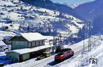 ÖBB 1020.038 als Lz auf dem Rückweg nach Landeck in Flirsch. Damals war der Bahnhof noch besetzt, besaß sogar einen eigenen Bahnhofsvorsteher, der im OG des Gebäudes wohnte und im Sommer neben dem Bahnhofsgebäude sein Gärtchen pflegte. Das schöne Bahnhofsgebäude gab es über viele Jahre von der Modellbaufirma Pola auch im Maßstab 1:87 (Baugröße HO). (15.02.1988) <i>Foto: Joachim Bügel</i>