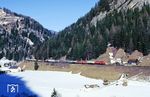 Und dann erschien das Objekt der Begierde in der großen Kehrschleife um St. Jodok: ÖBB 1020.006 mit Dg 44813 auf dem Weg zum Brenner. (16.02.1988) <i>Foto: Joachim Bügel</i>