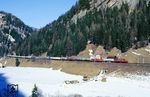 ÖBB 1020.006 (ex E 94 031) mit Dg 44813 bei St. Jodok. Die Schiebelok (1020.009) passte leider nicht mehr aufs Bild. (16.02.1988) <i>Foto: Joachim Bügel</i>
