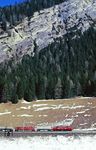 ÖBB 1020.006 mit Dg 44813 vor der Stafflacher Wand, heute einem beliebten Ziel für geübte Kletterer, bei St. Jodok. (16.02.1988) <i>Foto: Joachim Bügel</i>