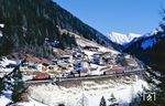 ÖBB 1020.009 als Schiebelok am Güterzug 44813 bei St. Anton. Hier gewinnt die Brennerbahn nach Befahren eines Seitentals mit einer großen Kehrschleife weiter an Höhe und verläuft anschließend am Gegenhang weiter in Richtung Brennersee. (16.02.1988) <i>Foto: Joachim Bügel</i>