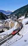 ÖBB 1020.011 (ex E 94 090) mit Dg 44855 auf dem Weg zum Brenner bei Steinach in Tirol. In Österreich wurde ursprünglich links gefahren, weil die ersten Eisenbahnstrecken von britischen Ingenieuren geplant wurden, die den Linksverkehr mitbrachten. Die Umstellung auf Rechtsverkehr erfolgte schrittweise und dauerte auf einigen Strecken bis ins Jahr 2025. (16.02.1988) <i>Foto: Joachim Bügel</i>