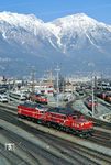 Vor der Kulisse der Karwendel Nordkette sind ÖBB 1020.011 und 1044.090 in Innsbruck Hbf unterwegs. (16.02.1988) <i>Foto: Joachim Bügel</i>