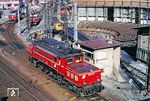 ÖBB 1020.011 rückt in die Zugförderstelle (Zfst) Innsbruck ein. Die Lok wurde 1943 als E 94 090 in Schwarzach-St. Veit in Dienst gestellt und gehörte der Zfst Innsbruck von April 1977 bis Ende August 1988 an. Am 01.04.1993 wurde sie in Wörgl kassiert und im Juni 1994 in der Hauptwerkstätte Linz (Donau) zerlegt. (16.02.1988) <i>Foto: Joachim Bügel</i>