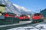 Die Zugförderstelle Landeck entstand, nachdem am 1. Juni 1883 der Streckenabschnitt Innsbruck–Landeck der Arlbergbahn eröffnet worden war. Als 1884 die Gesamtstrecke über den Arlberg befahrbar war, wurden den Zügen hier regelmäßig Vor- oder Schiebelokomotiven über die Rampenstrecke der Arlbergbahn (bis zu 26 ‰ auf der Ost- beziehungsweise 31 ‰ auf der Westrampe) beigegeben. Im Winter 1988 dominierten in Landeck noch die "Krokodile" der Baureihe 1020 mit 1020.040 (ex E 94 102), 1020.038 (ex E 94 100) und 1020.042 (ex E 94 104). (16.02.1988) <i>Foto: Joachim Bügel</i>