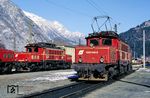 ÖBB 1020.042, die am 5. August 1943 in Bludenz als E 94 104 in Dienst gestellt worden war, wartet in der Zfst Landeck auf neue Aufgaben. Links steht 1020.038, die ehemalige E 94 100. (16.02.1988) <i>Foto: Joachim Bügel</i>