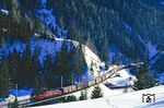 1020.038 (ex E 94 100) schiebt den Dg 44654 über die alte 25 ‰ Rampe zwischen Pettneu und St. Anton am Arlberg. (16.02.1988) <i>Foto: Joachim Bügel</i>