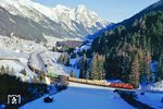 Der Dg 69846 wurde zur Zitterpartie. Buchstäblich in letzter Minute erschien 1020.030 (ex E 94 076) bei St. Anton am Arlberg in der Sonne. (16.02.1988) <i>Foto: Joachim Bügel</i>