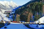 Als Schiebelok am Dg 69846 half 1020.042 (ex E 94 104) auf der Rampe vor St. Anton am Arlberg tatkräftig mit. (16.02.1988) <i>Foto: Joachim Bügel</i>