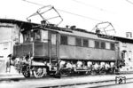 E 04 10 war 1933 beim Bw Leipzig Hbf West in Dienst gestellt worden. 1946 ging sie als Reparationsleistung in die UdSSR und kehrte im September 1952 in die DDR zurück. Eine Aufarbeitung im Raw Dessau dauerte bis Juni 1956, da die Reichsbahn zunächst keinen Bedarf an elektrischen Lokomotiven hatte. Am 20.07.1976 wurde sie beim Bw Leipzig Hbf West, wo auch dieses Foto entstand, ausgemustert. Bis 1982 diente sie noch als Energieversorgungsgerät in Leipzig-Plagwitz, bis sie 1982 zerlegt  wurde. (1969) <i>Foto: Dieter Wünschmann</i>