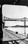 Eine ungewöhnliche Perspektive auf die Rendsburger Hochbrücke im Hafengelände, das von der Rendsburger Kreisbahn bedient wurde. Über die Brücke rollt gerade eine P 8. (1960) <i>Foto: Slg. Thorsten Eichhorn</i>
