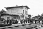 Für den Fotografen hat sich im Bahnhof Owschlag an der Strecke Rendsburg - Flensburg die gesamte Eisenbahnerfamilie mit Diensthund und Dienstpferd versammelt. Bis 1954 existierte von hier auch ein Bahnanschluss der Eckernförder Kreisbahnen nach Eckernförde. (1890) <i>Foto: Slg. Thorsten Eichhorn</i>