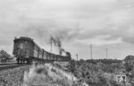 38 1572 passiert mit einem Personenzug die Blockstelle Schleife bei Rendsburg. (1952) <i>Foto: Slg. Thorsten Eichhorn</i>