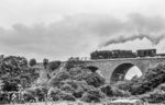 Eine 50er passiert mit einem Güterzug auf dem Weg zur Rendsburger Hochbrücke die Brücke über die Augustenburger Straße in Rendsburg. (1952) <i>Foto: Slg. Thorsten Eichhorn</i>