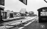 38 1610 (Bw Flensburg) fährt mit dem Städteschnellverkehrszug S 942 (Flensburg - Neumünster) in Rendsburg ein. (01.1952) <i>Foto: Slg. Thorsten Eichhorn</i>