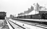 38 1610 verlässt mit S 942 den Bahnhof Rendsburg und wird nun Anlauf für die Rampe auf die Rendsburger Hochbrücke nehmen, die schwach im Hintergrund zu sehen ist. (01.1952) <i>Foto: Slg. Thorsten Eichhorn</i>