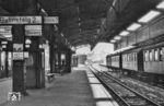 Blick in den Bahnhof Rendsburg im Winter 1952. Besondere Beachtung verdient auch der Zugzielanzeiger, der schon damals mechanisch nicht nur die Zugziele (hier den S 939 um 11.37 Uhr auf Gleis 3 und den P 1264 um 11.47 Uhr nach Husum auf Gleis 2) anzeigte, sondern auch die Wagenreihung sowie die Verspätungsminuten.  (01.1952) <i>Foto: Slg. Thorsten Eichhorn</i>