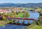 218 403 und 218 425 vor Lr 70723 (Weiden/Opf - München-Pasing) auf der Regenbrücke in Regenstauf. (21.10.2025) <i>Foto: Joachim Schmidt</i>