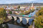 Railpool 185 697 (Fahrzeugnutzer: Transpetrol GmbH Hamburg) überquert mit DGS 41941 (Duisburg-Ruhrort Hafen - Passau) die Vils in Vilshofen. In Höhe der Stadtpfarrkirche St. Johannes der Täufer mündet die Vils in die Donau. (21.10.2025) <i>Foto: Joachim Schmidt</i>